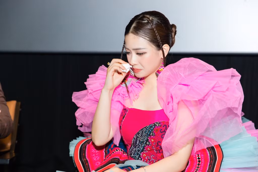 Dương Hoàng Yến bật khóc trong buổi ra mắt MV khi lắng nghe lời tâm sự của Võ Hạ Trâm