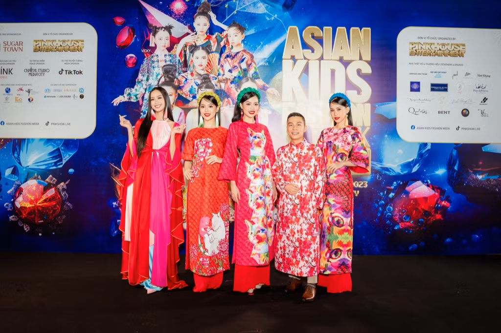 NTK Adrian Anh Tuấn bên cạnh "dàn hậu" xinh đẹp.
