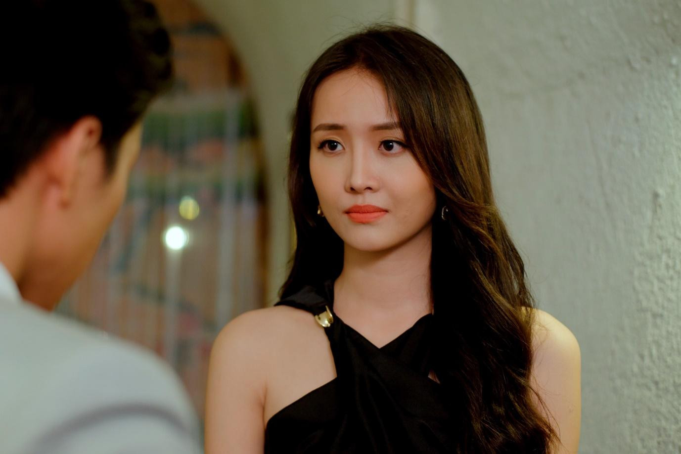 Trương Mỹ Nhân vào vai Kim Dung - trưởng phòng Kinh doanh &amp; Marketing kiêu kỳ.