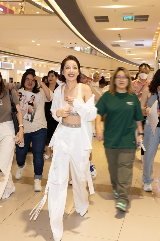 Chi Pu diện trang phục tông trắng, đầy khỏe khoắn xuất hiện tại buổi ký tặng.