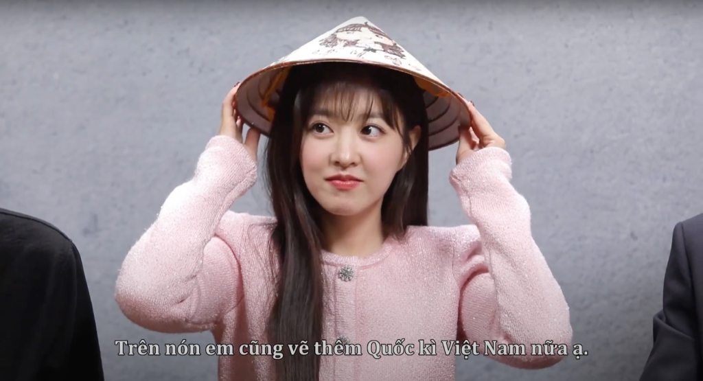 Nữ diễn viên Park Bo Young đội nón lá Việt Nam.
