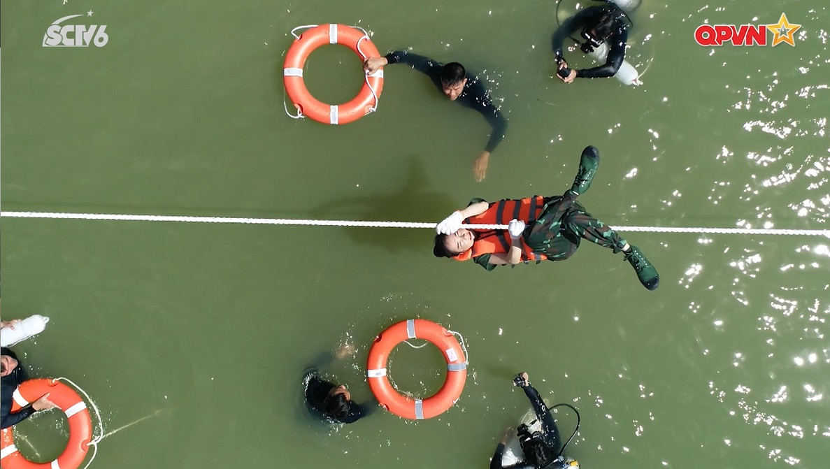 Nhã Phương thực hiện một thử thách khó trong quá trình huấn luyện