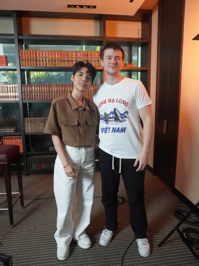 Alec Benjamin diện chiếc áo Vịnh Hạ Long bên cạnh Vũ Cát Tường