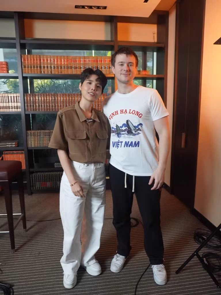 Alec Benjamin diện chiếc áo Vịnh Hạ Long bên cạnh Vũ Cát Tường