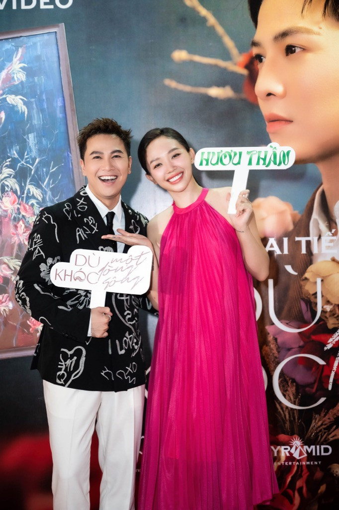 Tóc Tiên đến chúc mừng bạn thân là Mai Tiến Dũng