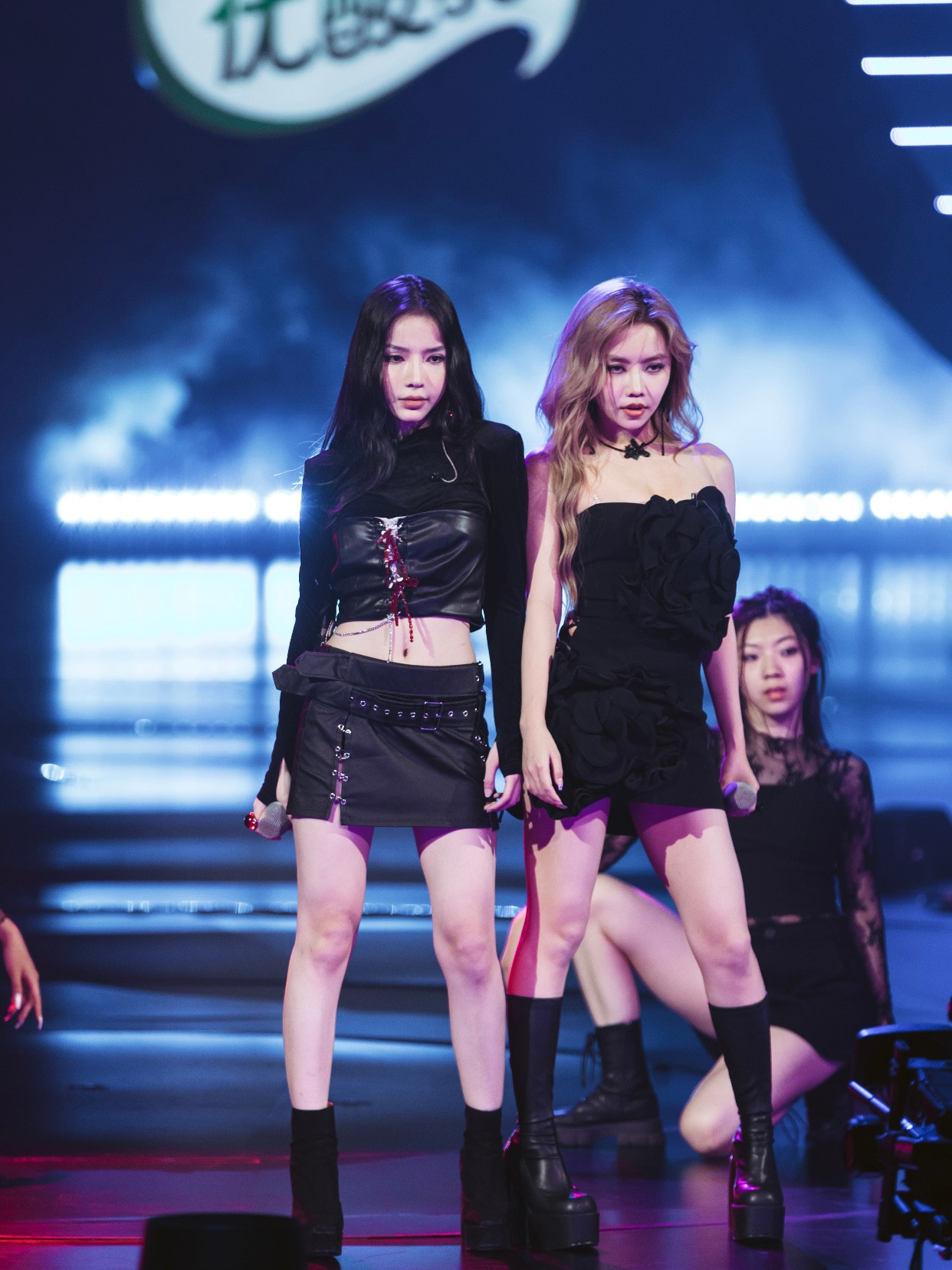 LyLy và An Kỳ mặc đồ "ton-sur-ton" trên sân khấu.