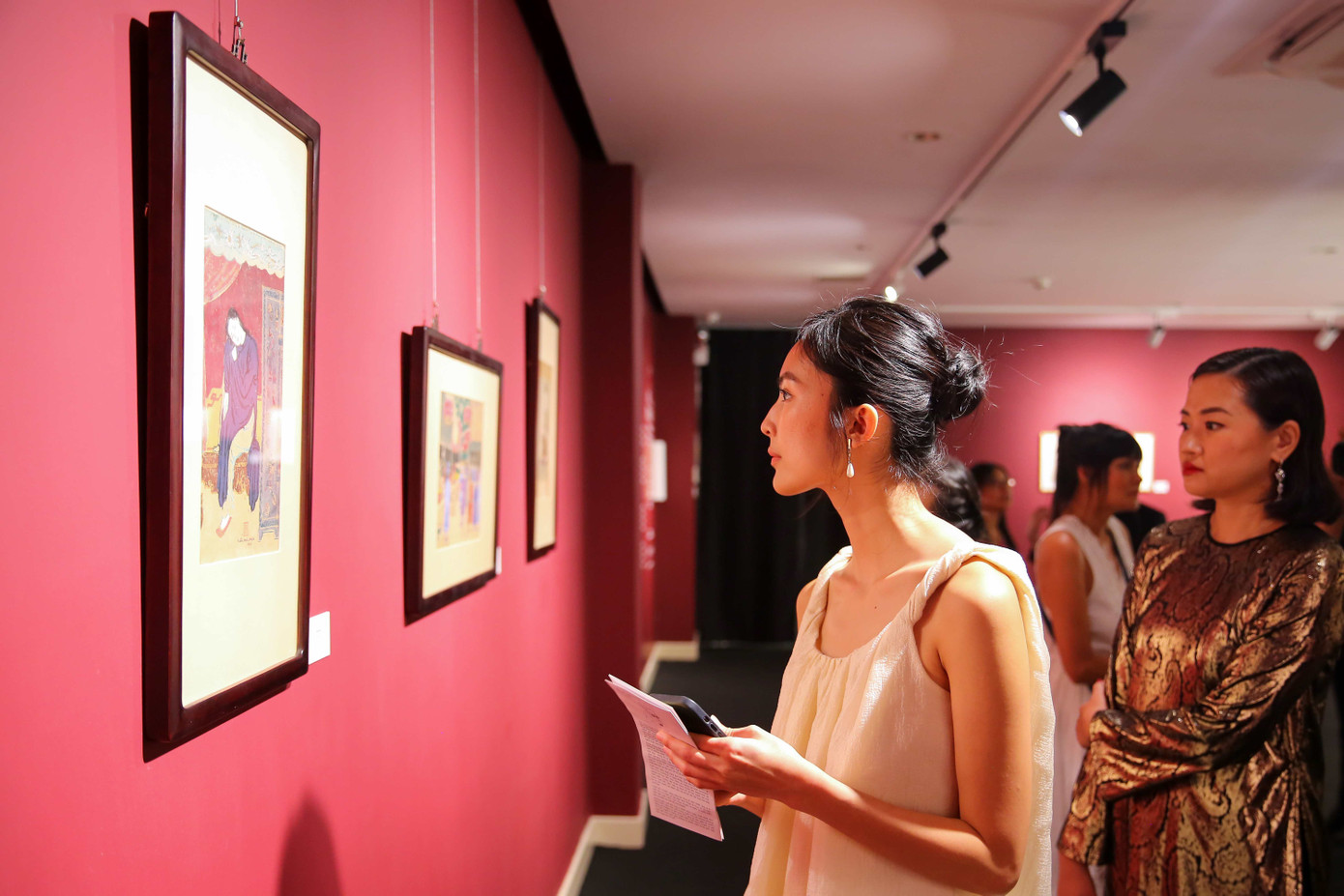 Helly Tống chăm chú ngắm nhìn một tác phẩm.