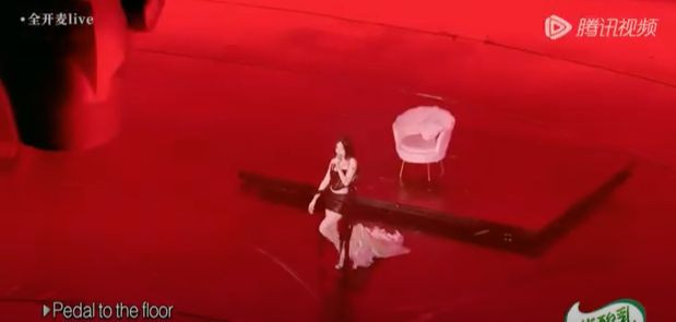 Chiếc váy hồng bị mắc lại ở phía sau khi LyLy di chuyển trên sân khấu. Chiếc váy hồng bị mắc lại ở phía sau khi LyLy di chuyển trên sân khấu.