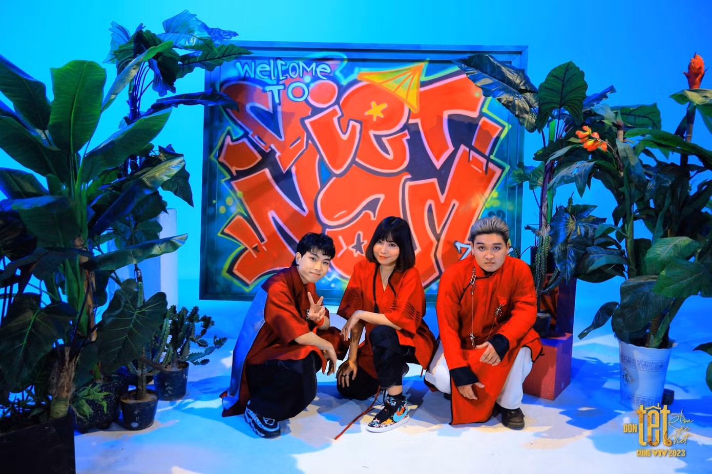 Bộ 3 nghệ sĩ trẻ Nguyễn Thúy Hằng (LiL’kAnI) - Trần Ngọc Trung (FreshlyRC) - Trương Hoàng Long (GTM) trong MV Tích Tịch Tình Tang phiên bản 2023.