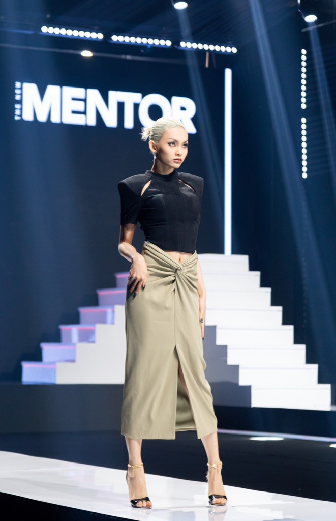 The New Mentor là cuộc đua của nhiều "gương mặt thân quen" đến từ làng mẫu Việt. The New Mentor là cuộc đua của nhiều "gương mặt thân quen" đến từ làng mẫu Việt.