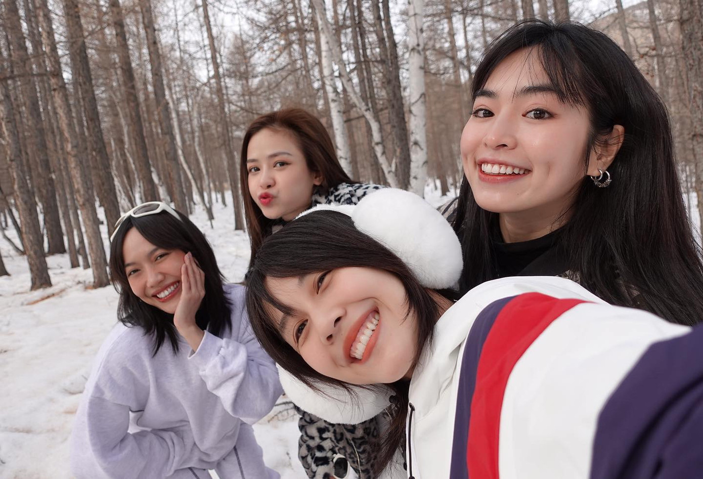 Dương Hoàng Yến, Hậu Hoàng và hội bạn thân thiết gồm Diệu Nhi, Khánh Vân. Dương Hoàng Yến, Hậu Hoàng và hội bạn thân thiết gồm Diệu Nhi, Khánh Vân.