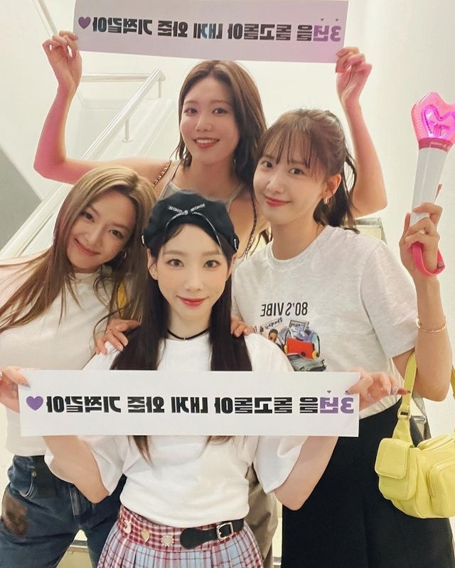 Hyoyeon, Sooyoung, Yoona đến ủng hộ Taeyeon.