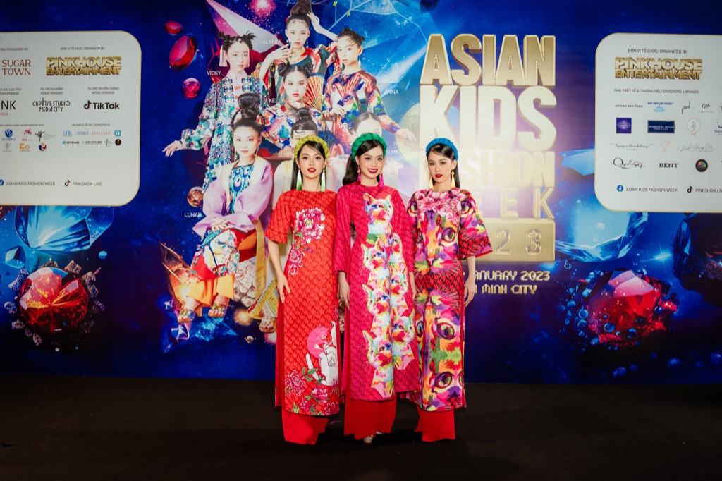 Top 3 Hoa hậu Việt Nam 2022 khoe sắc cùng nhau trên thảm đỏ. Top 3 Hoa hậu Việt Nam 2022 khoe sắc cùng nhau trên thảm đỏ.