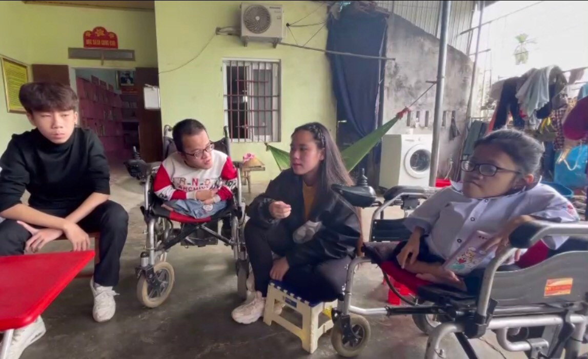 Bella Vũ đến thăm gia đình có hai anh em mắc bệnh xương thủy tinh.