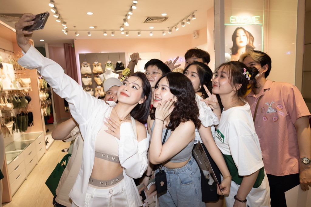 Chi Pu cũng gửi lời cảm ơn sâu sắc đến các khán giả, bởi chính họ là người truyền cảm hứng mạnh mẽ để Chi Pu thực hiện bộ sưu tập lần này.