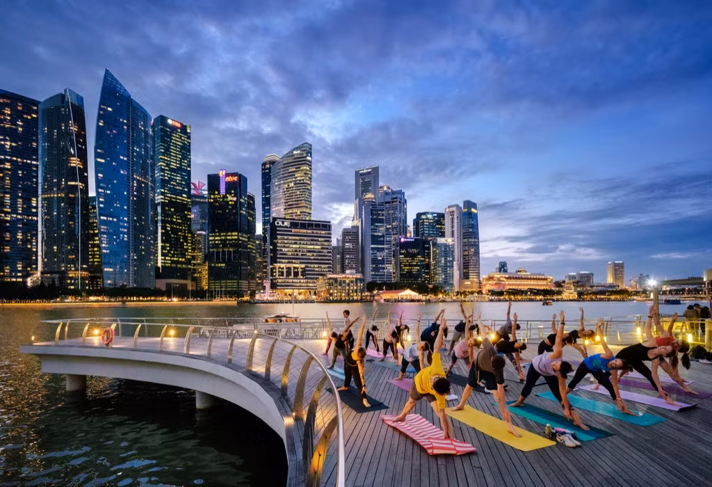 Tập yoga miễn phí ngay giữa trung tâm mua sắm hàng đầu Singpaore, tại sao không?