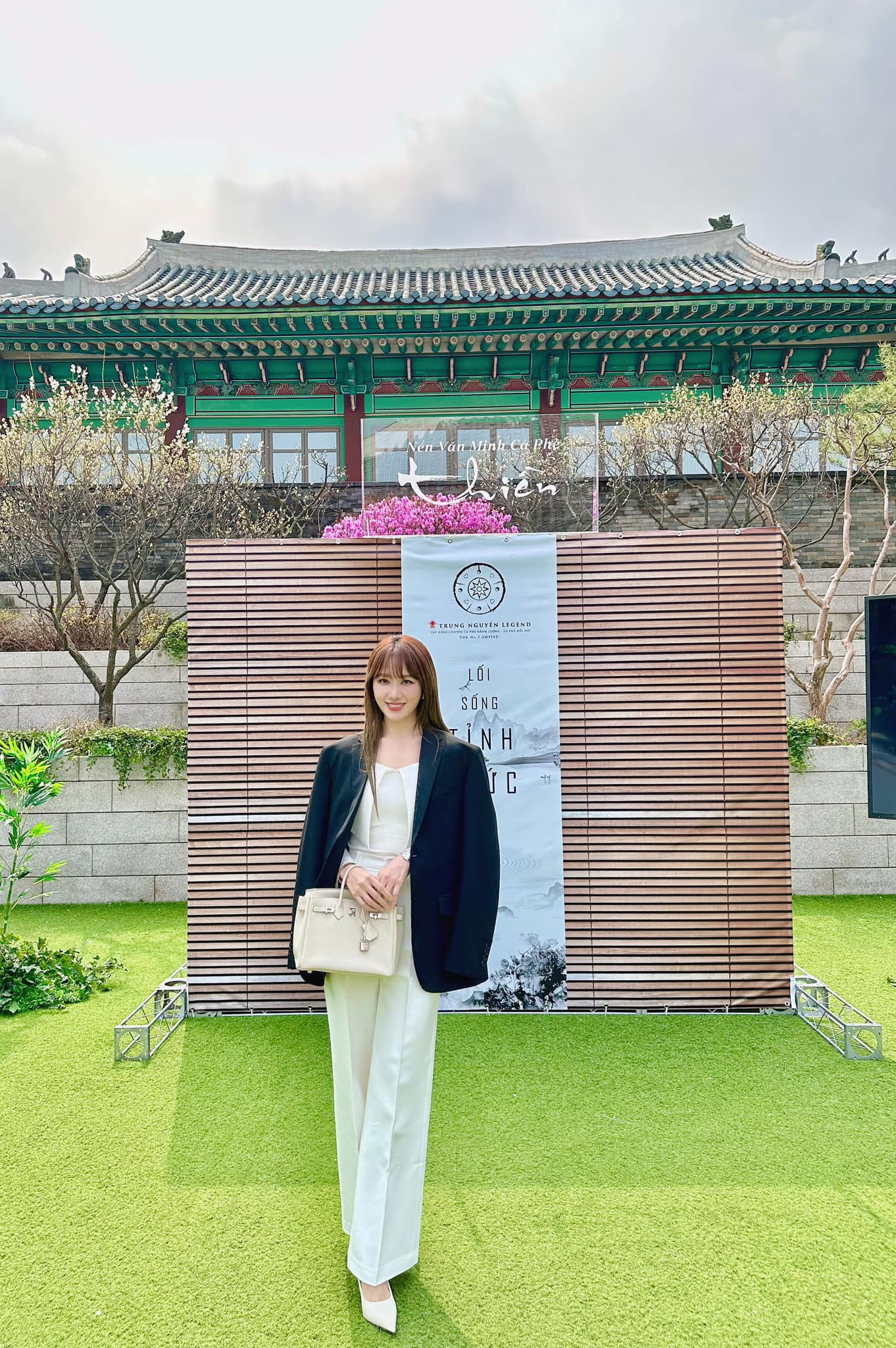 Hari Won tham dự một sự kiện quảng bá cà phê Việt Nam tại Hàn Quốc. Hari Won tham dự một sự kiện quảng bá cà phê Việt Nam tại Hàn Quốc.