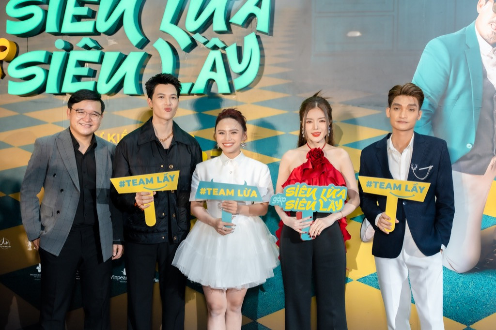 Đạo diễn Võ Thanh Hòa và dàn diễn viên Đạo diễn Võ Thanh Hòa và dàn diễn viên