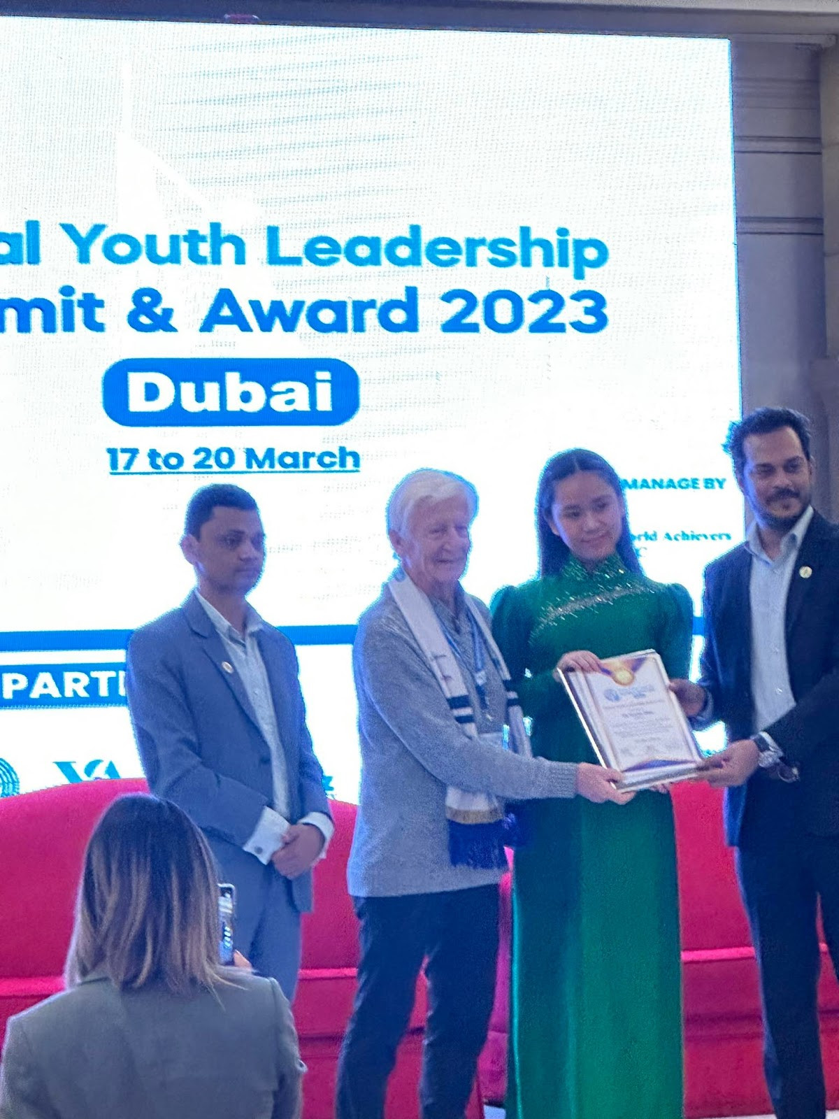 Bella Vũ nhận giải thưởng Lãnh đạo Thanh niên Toàn cầu 2023.