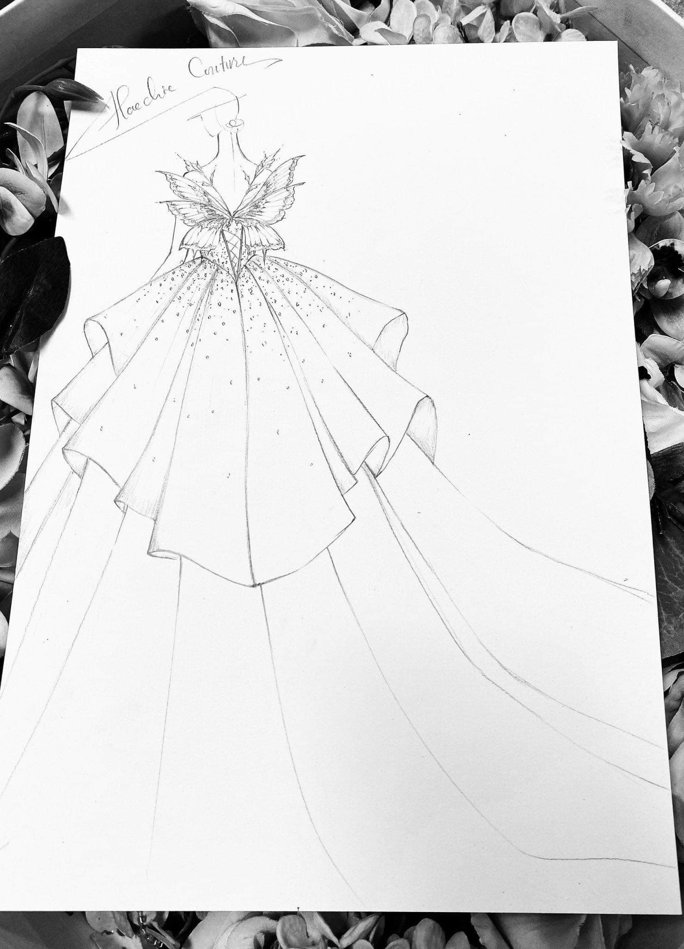 Hình vẽ váy cưới lộng lẫy của cô dâu Tizi.