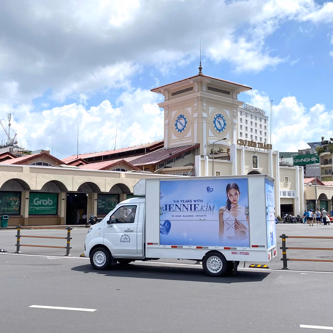 Food truck do người hâm mộ của Jennie tại Việt Nam thực hiện.
