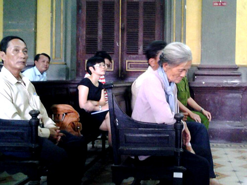 Bà Nga - mẹ và anh trai nhà báo Hoàng Hùng có mặt từ rất sớm