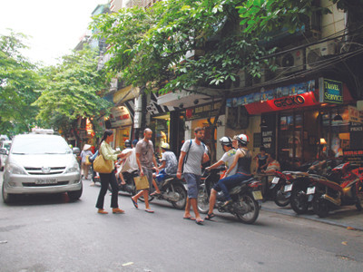 Lẽo đẽo đeo bám du khách trên phố cổ. Ảnh: Trường Phong