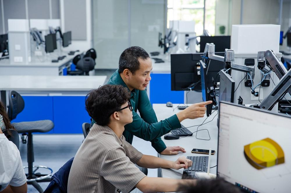 Sinh viên trường ĐH Vinuni nghiên cứu, học tập tại phòng Lab