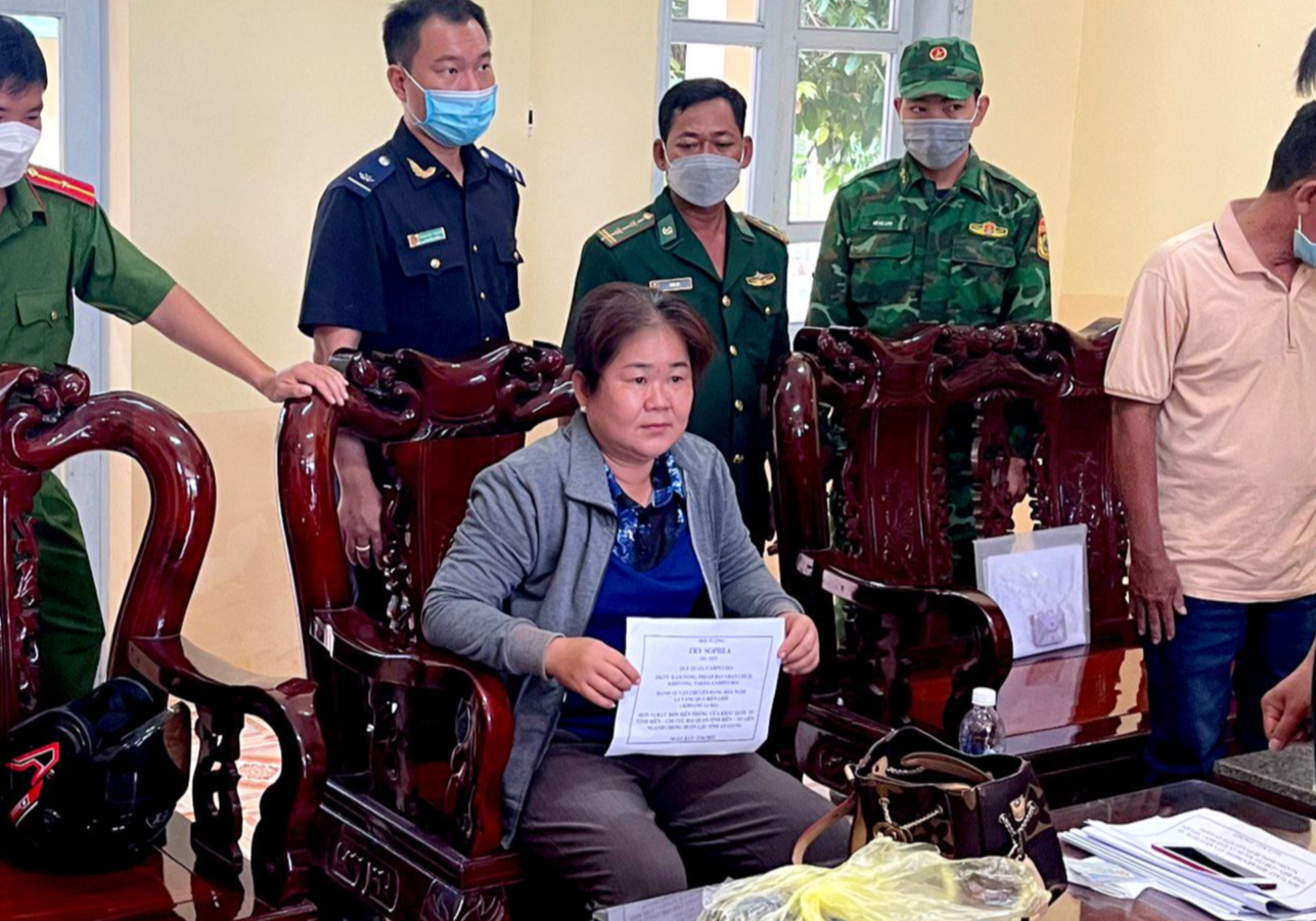 Try Sophea cùng tang vật tại Đồn Biên phòng cửa khẩu quốc tế Tịnh Biên