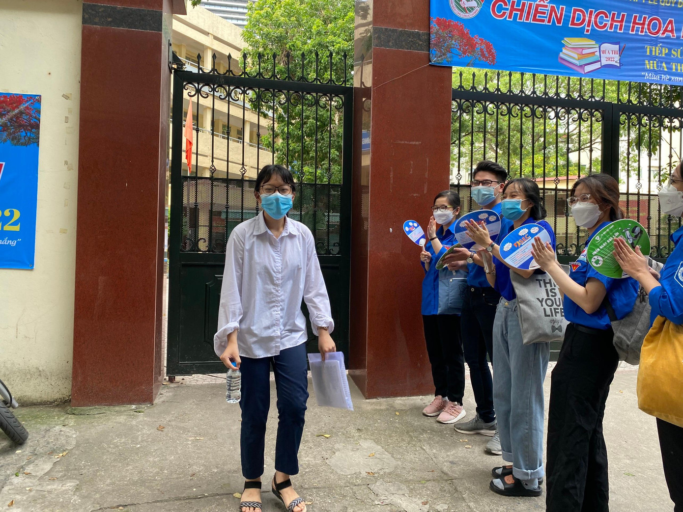 Thí sinh đầu tiên ra khỏi phòng thi tại điểm thi THPT Lê Quý Đôn, quận Đống Đa