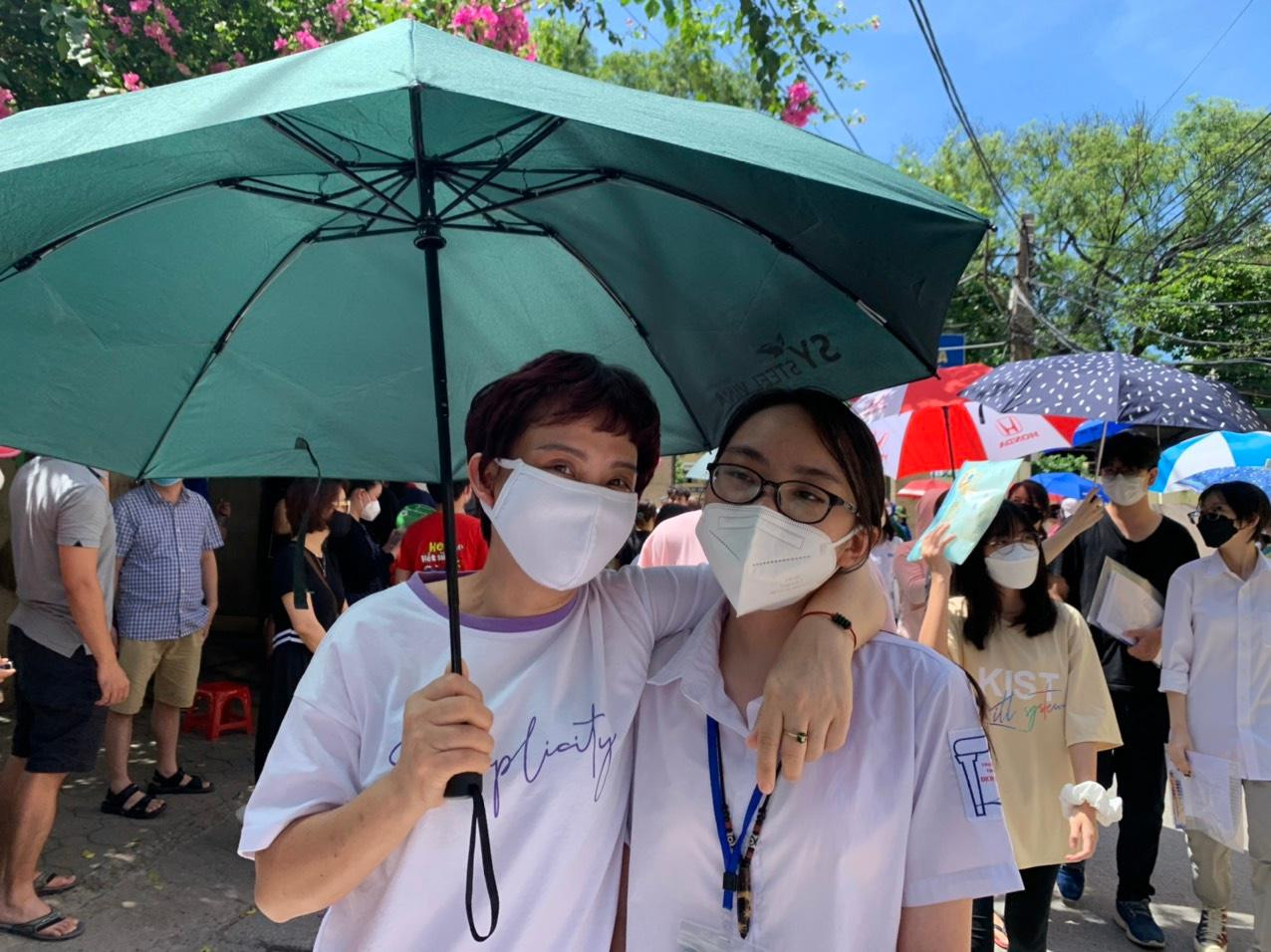 Hoàn tất thi Toán vào lớp 10: Sĩ tử reo mừng, đề thi dễ thở ảnh 26