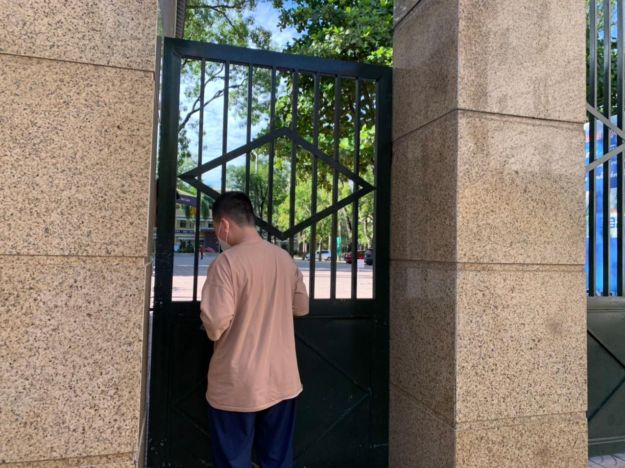 Tại điểm thi trường THPT Yên Hoà vào 7h35 phút vẫn có thí sinh mới đến vì ở nhà xa. Ảnh Đỗ Hợp