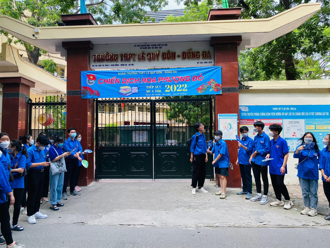 Lực lượng thanh niên tình nguyện xếp hàng trước cổng điểm thi THPT Lê Quý Đôn, quận Đống Đa chuẩn bị chào đón thí sinh kết thúc bài thi Ngoại ngữ.