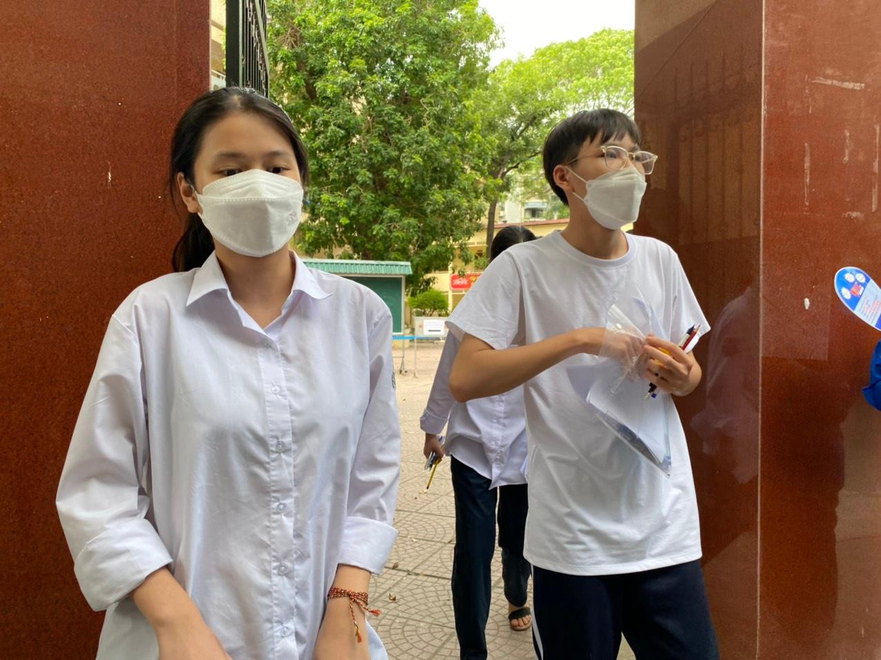 Nhiều thí sinh cho biết đề thi cơ bản, không quá khó. Các em làm khoảng 50 phút là hết đề thi. Một số em dự đoán mình sẽ đạt 8-9 điểm. - Ảnh: Nguyễn Hà