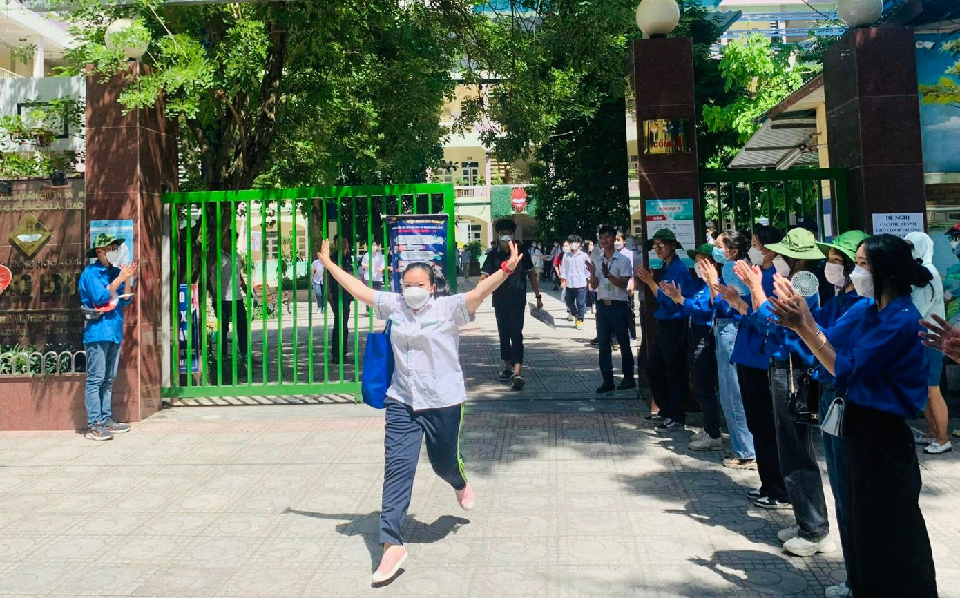 Thí sinh vui mừng rời điểm thi THCS Thăng Long sau khi kết thúc bài thi môn Toán.