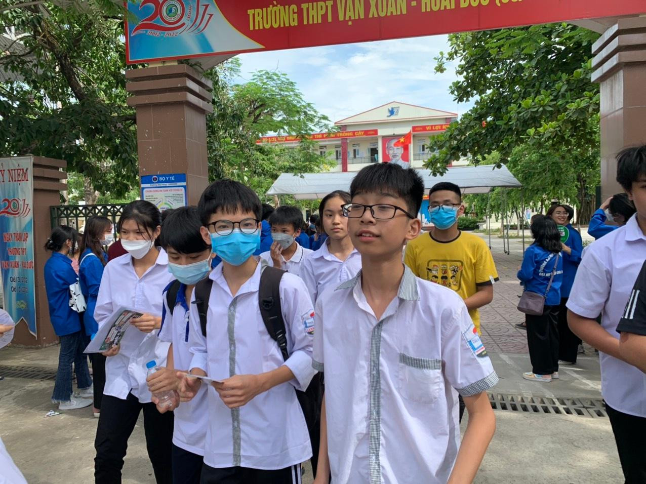 Thí sinh ra khỏi phòng thi tại điểm thi trường THPT Vạn Xuân, Hà Nội. Ảnh: Đỗ Hợp