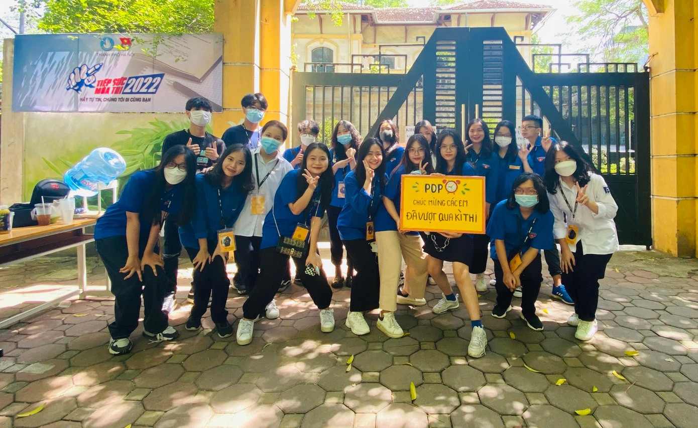 Lực lượng thanh niên tình nguyện tại điểm thi THPT Phan Đình Phùng chúc mừng sĩ tử hoàn thành kỳ thi tuyển sinh lớp 10 đầy cam go.