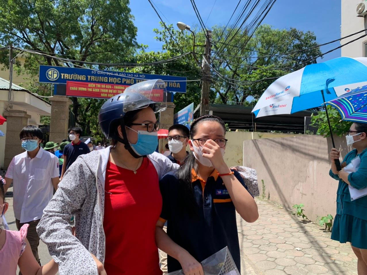 Một thí sinh buồn bã vì làm nhầm kết quá