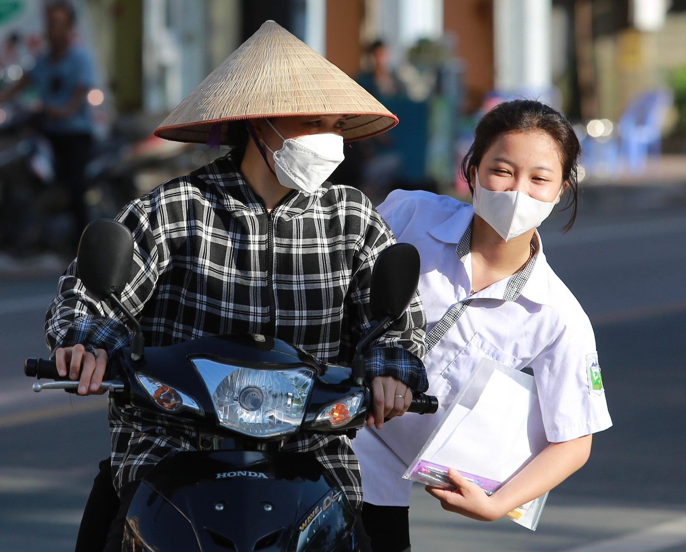 Hoàn tất thi Toán vào lớp 10: Sĩ tử reo mừng, đề thi dễ thở ảnh 9