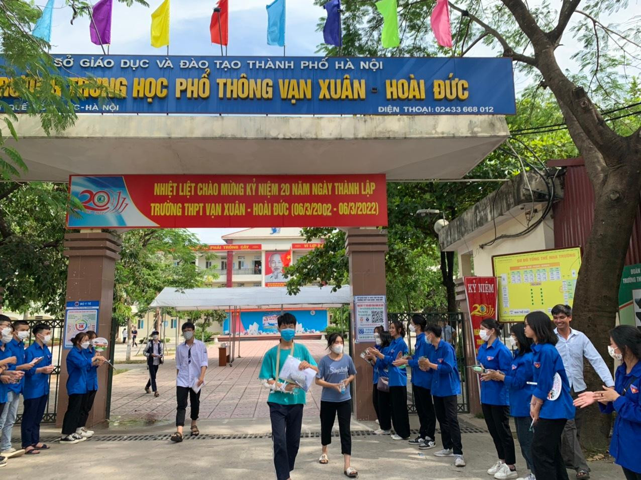 Thí sinh Nguyễn Văn Khương rời phòng thi cùng người chép bài hộ