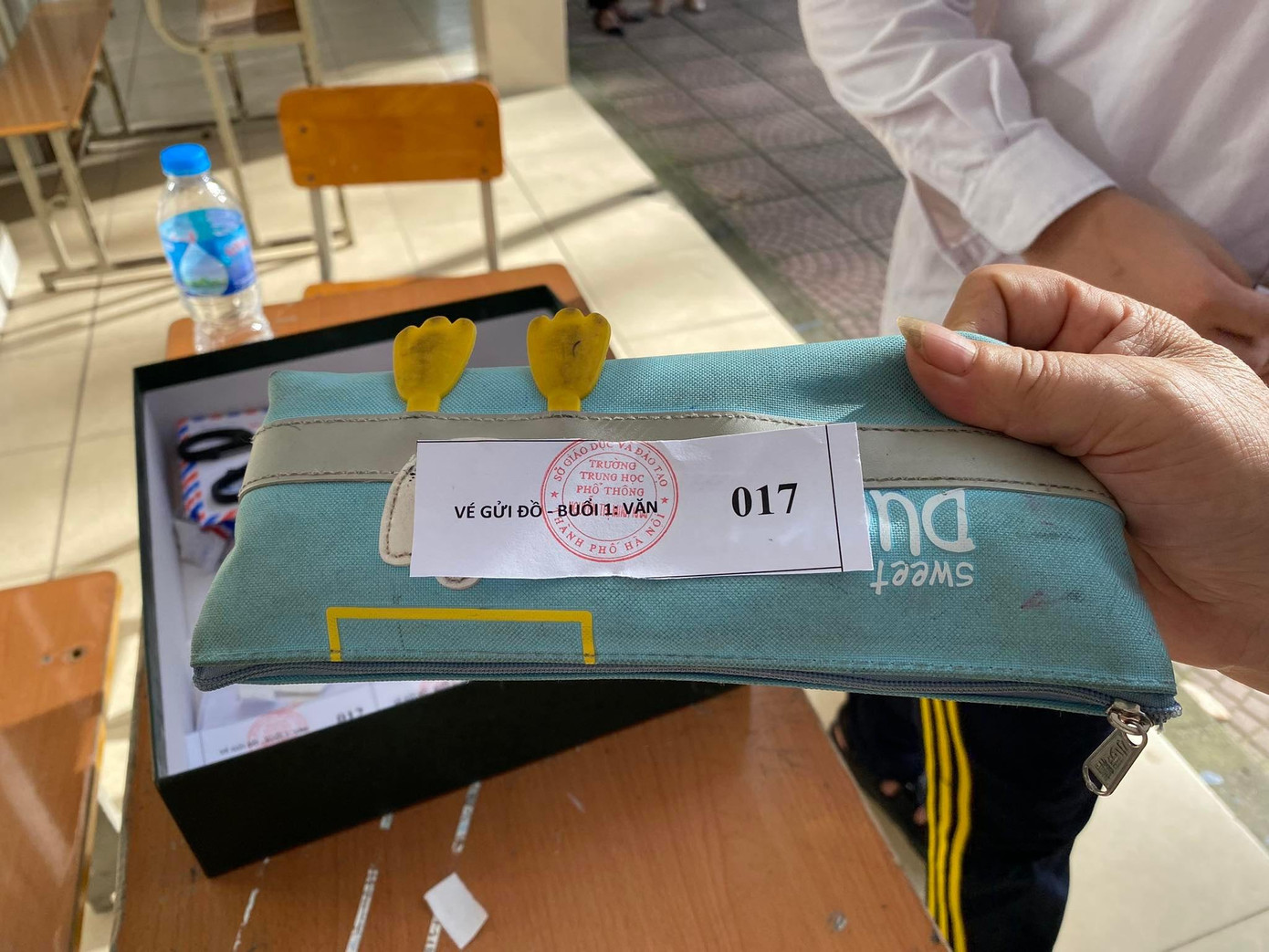 Ảnh: Đồ đạc cá nhân của thí sinh được dán phiếu, gửi vào khu vực riêng, có người trông, cách xa phòng thi.