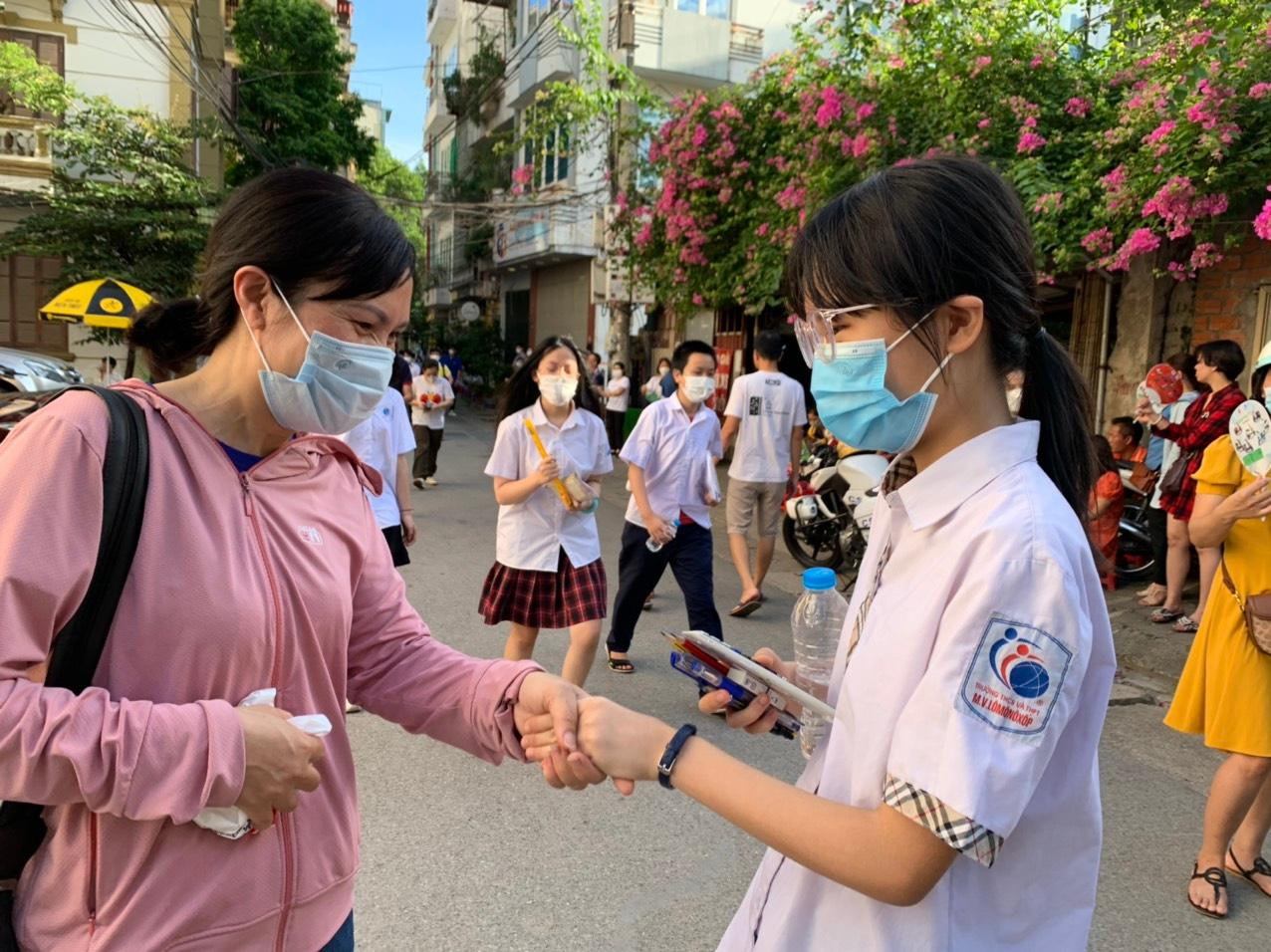 Mẹ chúc con gái thi tốt