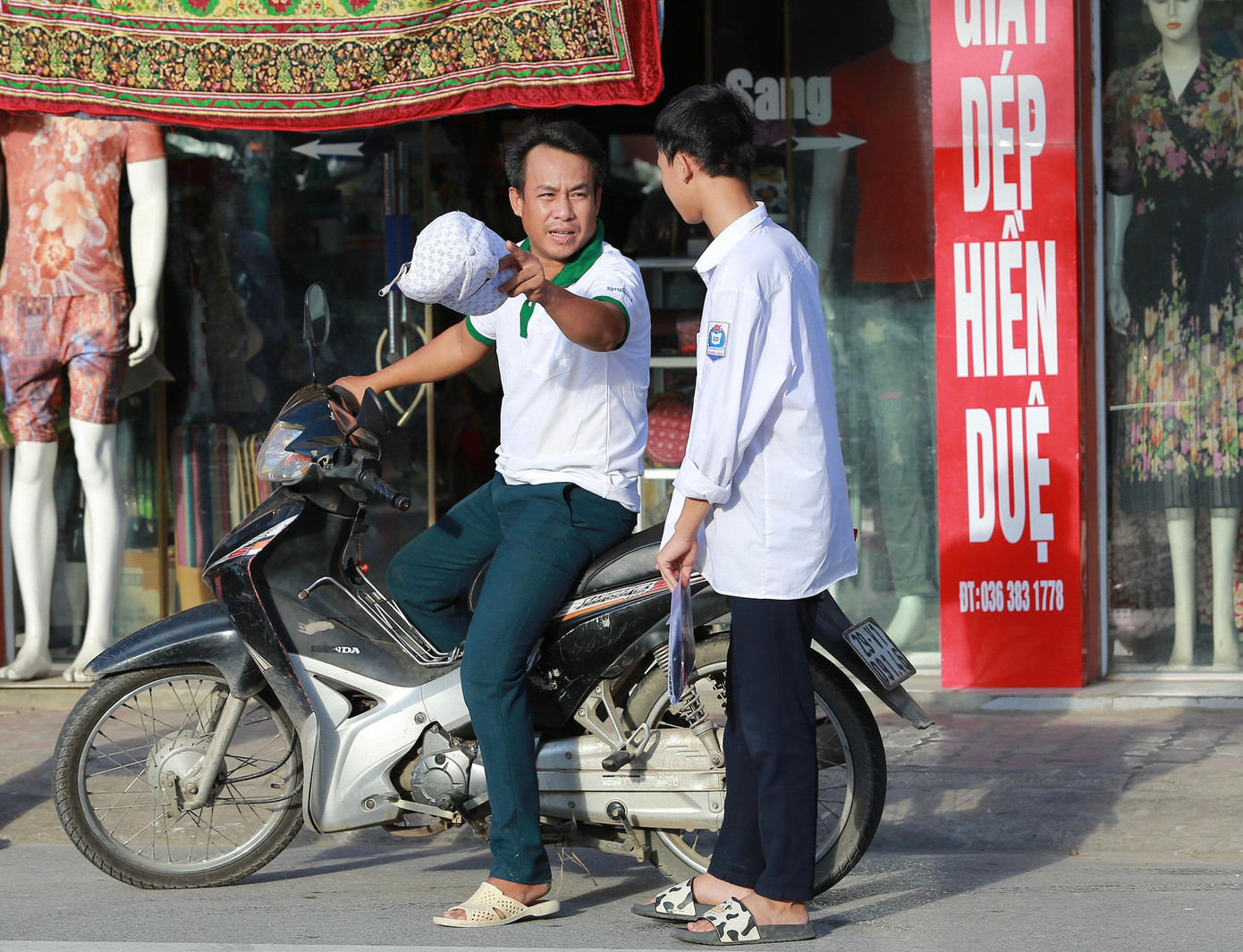 Hoàn tất thi Toán vào lớp 10: Sĩ tử reo mừng, đề thi dễ thở ảnh 10