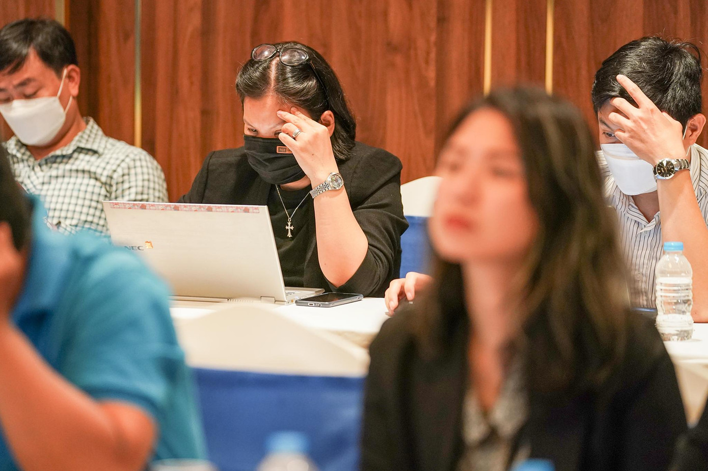 Rất nhiều vấn đề cấp thiết liên quan đến người lao động trong giai đoạn phục hồi kinh tế đang được tham luận sôi nổi Rất nhiều vấn đề cấp thiết liên quan đến người lao động trong giai đoạn phục hồi kinh tế đang được tham luận sôi nổi