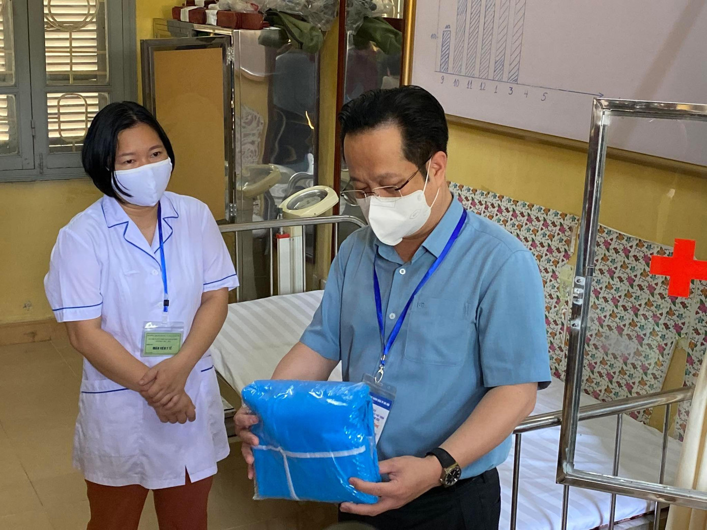 Ông Trần Thế Cương- Giám đốc Sở GD&amp;ĐT Hà Nội kiểm tra phòng Y tế tại điểm thi THPT Minh Khai, quận Bắc Từ Liêm. Ảnh: Nguyễn Hà