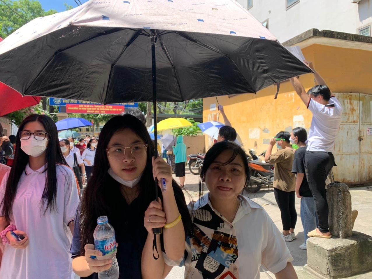 Hoàn tất thi Toán vào lớp 10: Sĩ tử reo mừng, đề thi dễ thở ảnh 25