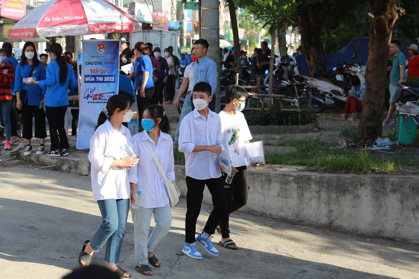 Hoàn tất thi Toán vào lớp 10: Sĩ tử reo mừng, đề thi dễ thở ảnh 12