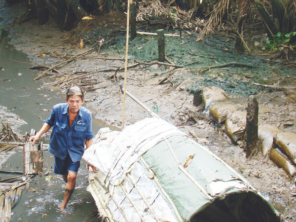 Rạch Bà Chèo đang bị ô nhiễm nặng do nước thải từ Nhà máy xử lý nước thải Long Thành (Đồng Nai) Ảnh: Mạnh Thắng