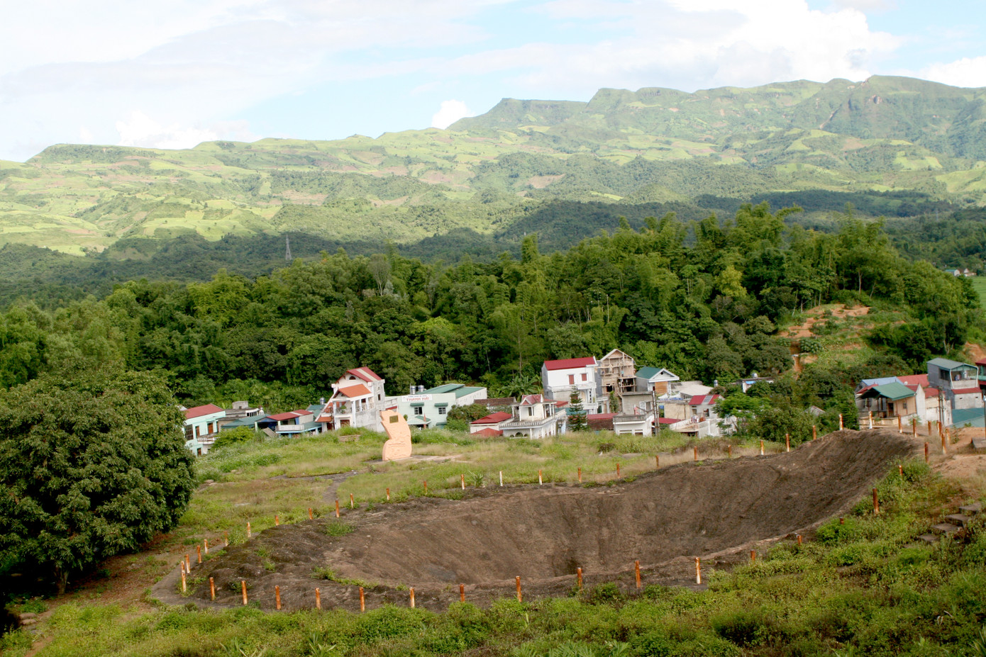 Hố bom của quân đội ta đánh khi đánh chiếm đồi A1