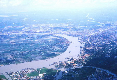 Bán đảo Thủ Thiêm còn khá hoang vu, nằm cạnh khu vực trung tâm Sài Gòn